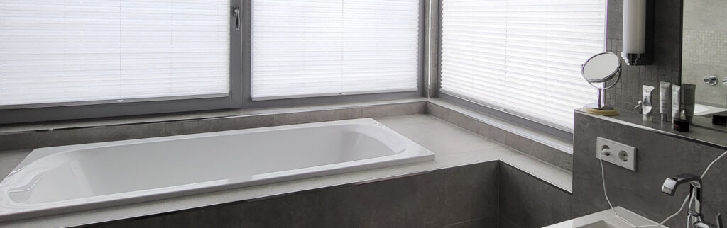 Stores plissés dans une salle de bain à Esch-Belval