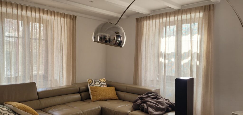 Lambrequins sur l'ensemble des fenêtres d'une maison à Bissen