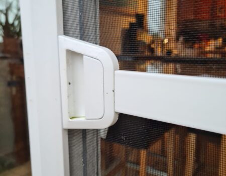 Moustiquaire porte battante sur mesure, posée au Luxembourg (10) Moustiquaire porte battante sur mesure, posée au Luxembourg (10)