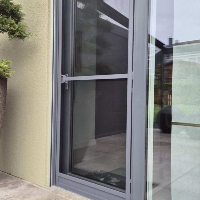Moustiquaire porte battante sur mesure, posée au Luxembourg (21) Moustiquaire porte battante sur mesure, posée au Luxembourg (21)
