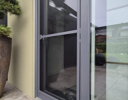 Moustiquaire porte battante sur mesure, posée au Luxembourg (22) Moustiquaire porte battante sur mesure, posée au Luxembourg (22)