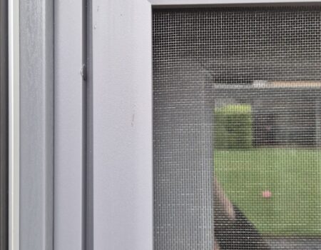 Moustiquaire porte battante sur mesure, posée au Luxembourg (26) Moustiquaire porte battante sur mesure, posée au Luxembourg (26)